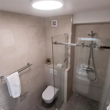 Mark's Place Luxury With Free Private Garage דירה