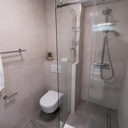 Mark's Place Luxury With Free Private Garage דירה