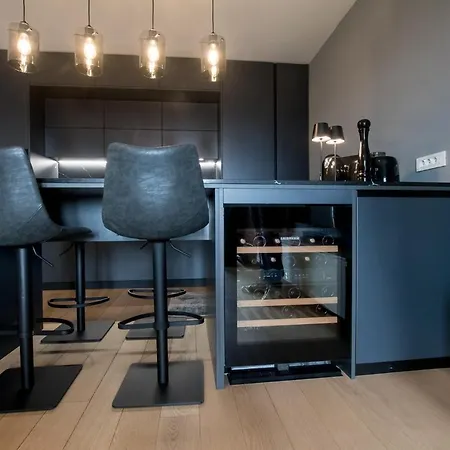 Mark's Place Luxury With Free Private Garage Lägenhet